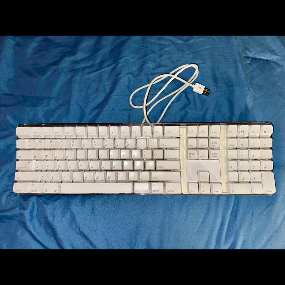 2005 Genuine Apple A1048 USB Wired Keyboard White with 2 USB Ports *Tested*